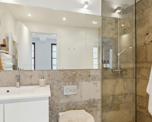 Kæmpe terrasse, altan og 2 badeværelser midt i indre by