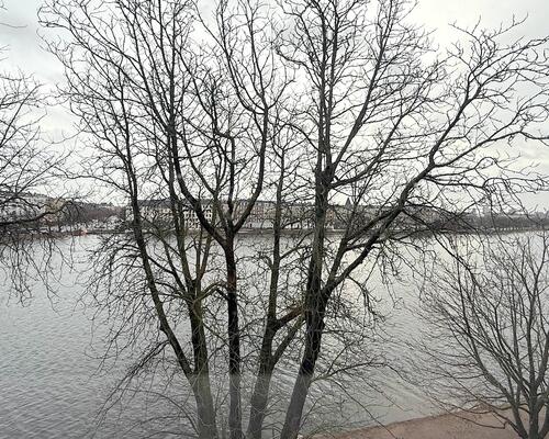 Flot møbleret lejlighed direkte til Søerne