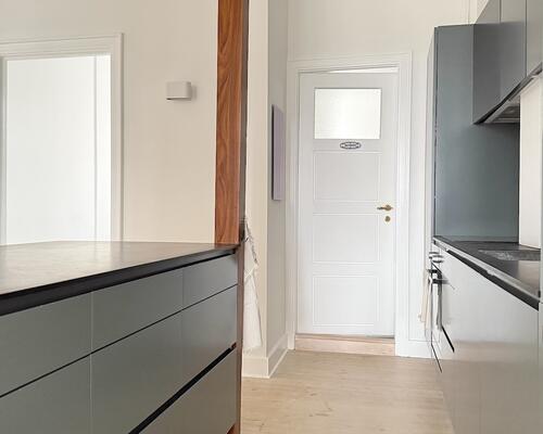 Flot møbleret lejlighed direkte til Søerne