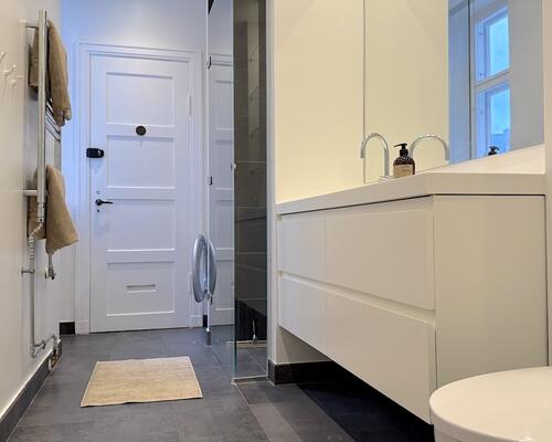 Flot møbleret lejlighed direkte til Søerne