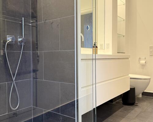 Flot møbleret lejlighed direkte til Søerne