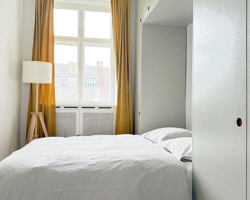 Flot møbleret lejlighed direkte til Søerne