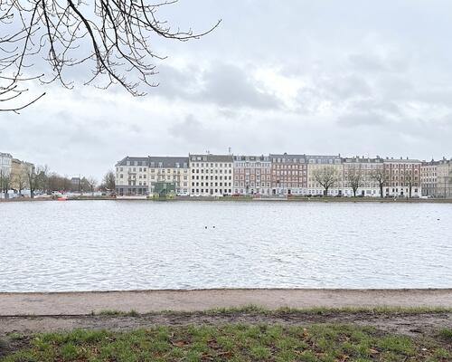 Flot møbleret lejlighed direkte til Søerne