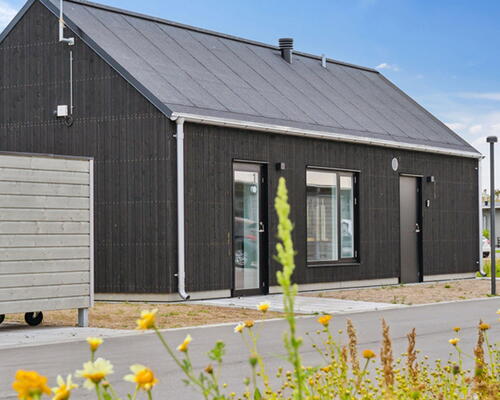 Unikke etplans huse med egen p-plads