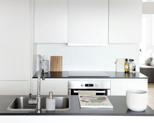 Rummelig og stilren 3-værelses lejlighed med stort køkken-alrum og stor altan ud til gården - Gulvarme i hele boligen!