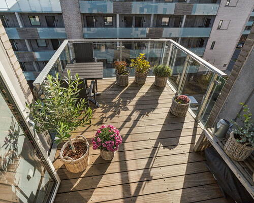 Lys 2-værelses med altan, udsigt og tagterrasse i Nørresundby – elevator og parkering