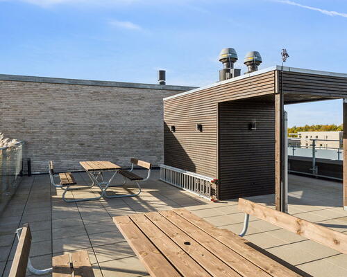 Lys 2-værelses med altan, udsigt og tagterrasse i Nørresundby – elevator og parkering