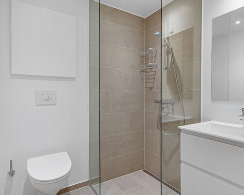 Skøn og lys 3 værelses lejlighed med to altaner ved vandet