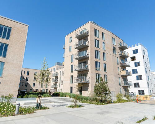 Skøn og lys 3 værelses lejlighed med to altaner ved vandet