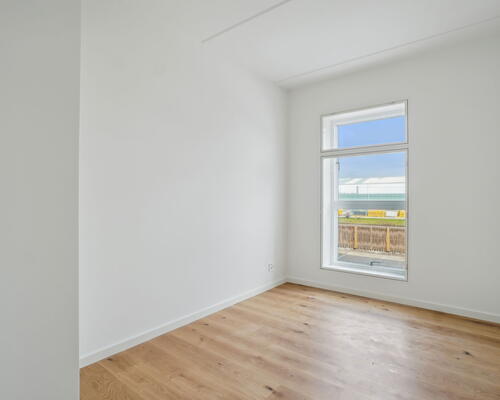 Delevenlig og rummelig 5-værelses bolig med to toiletter, stort køkken-alrum og solrig sydvendt altan – Ideel til familien eller roommates! Ingen bindingsperiode