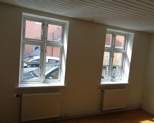 Dejlig lejlighed i stueplan, beliggende i Bisgaarden