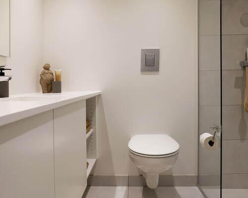 Delevenlig og rummelig 5-værelses bolig med to toiletter, stort køkken-alrum og solrig sydvendt altan – Ideel til familien eller roommates! Ingen bindingsperiode