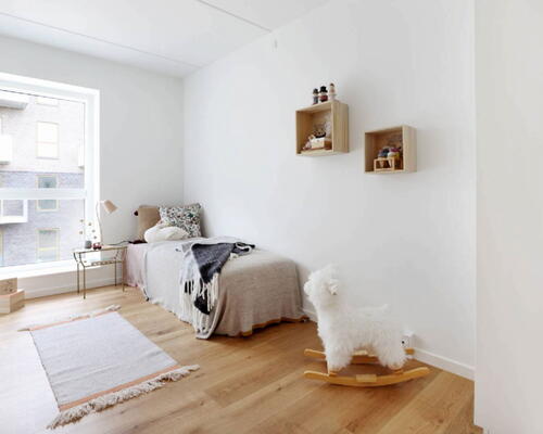 Moderne rækkehus med god sydvendt terrasse, lukket have, tre værelser og to toiletter – Masser af plads til hverdag og hygge!