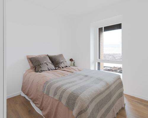 Denne nybyggede toværelses lejebolig tilbyder en moderne boligoplevelse med alt i hårde hvidevarer, blot en kort cykeltur væk fra Horsens centrum. Til boligen hører eget skur.