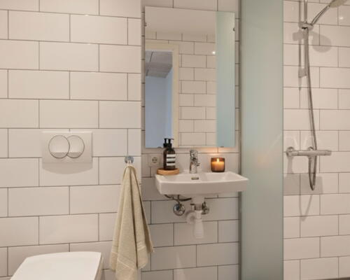 5 værelses rækkehus i to plan, med to badeværelser og stor stue