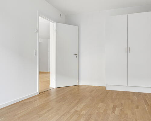 Skøn og lys 3 værelses lejlighed med to altaner ved vandet