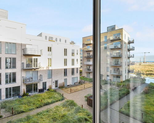 Skøn og lys 3 værelses lejlighed med to altaner ved vandet