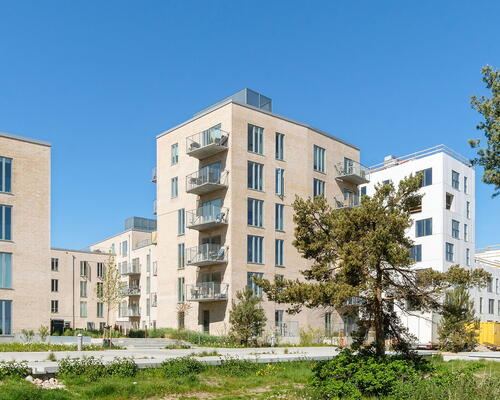 Skøn og lys 3 værelses lejlighed med to altaner ved vandet