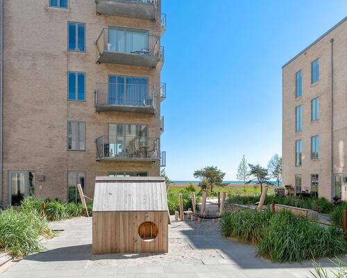 Skøn og lys 3 værelses lejlighed med to altaner ved vandet