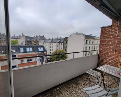 Dejlig lys lejlighed med altan | København N