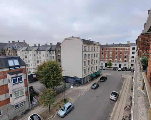 Dejlig lys lejlighed med altan | København N