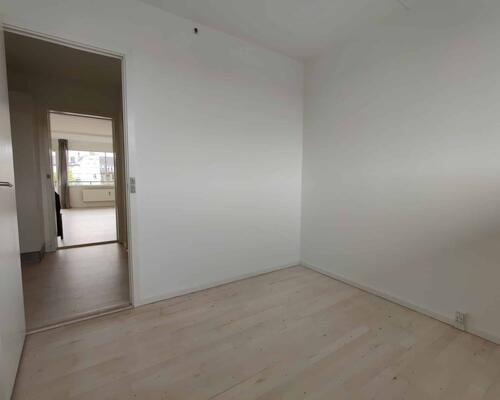 Dejlig lys lejlighed med altan | København N