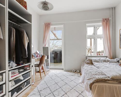 Stor 7-værelses lejlighed i stueplan ved byparken