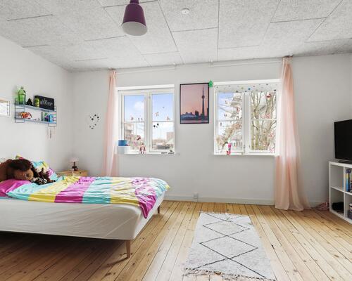 Stor 7-værelses lejlighed i stueplan ved byparken