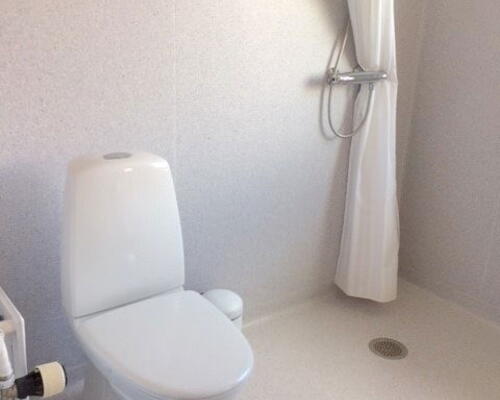 Renoveret 2-værelses lejlighed med fransk altan, tæt ved fjorden