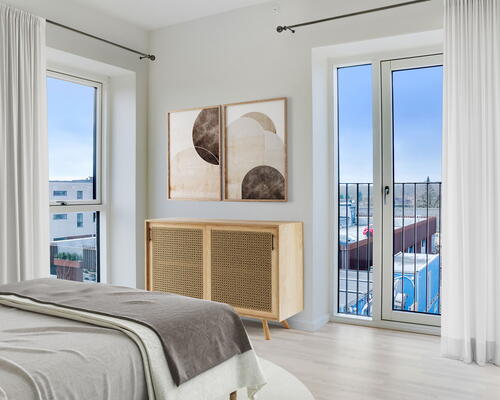 Kun 2 måneders depositum. Delevenlig stor 3-værelses lejlighed med altan