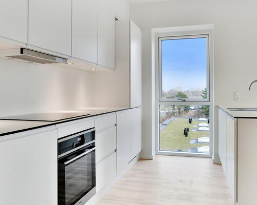 Kun 2 måneders depositum. Delevenlig stor 3-værelses lejlighed med altan