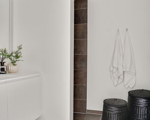 Kun 2 måneders depositum. Delevenlig stor 3-værelses lejlighed med altan