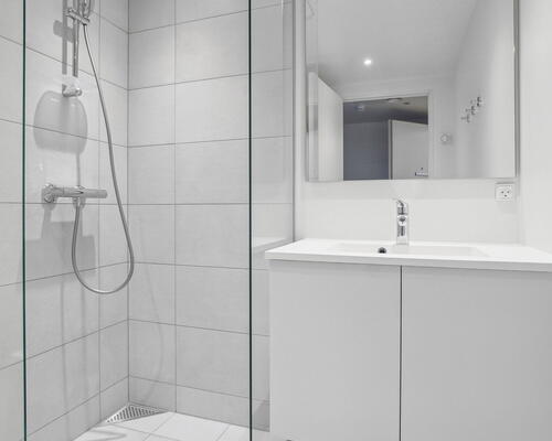 Rummelig 2-værelses lejlighed med moderne køkken, god planløsning og gulvarme i alle rum - Ingen bindingsperiode!