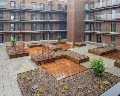 Rummelig og lys 2-værelses lejlighed med egen altan og unikke fællesfaciliteter.