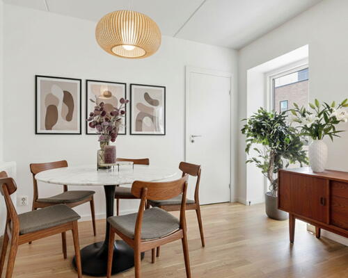 Stilfuld 2-værelses lejlighed med egen terrasse og stor stue