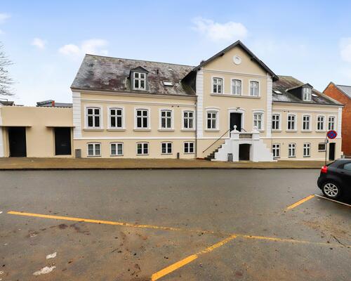 Stor 7-værelses lejlighed i stueplan ved byparken