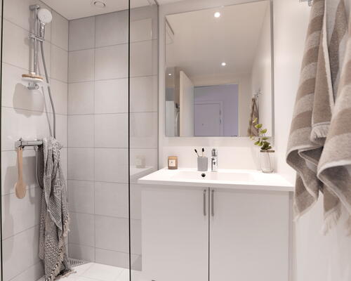 Moderne boligkomfort – Stor altan, gulvvarme i hele boligen og optimalt udnyttet planløsning!