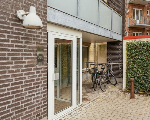 Central 2-værelses på 78 m2 med stor sydvendt altan, fjordkig og elevator - Gratis vask i Vaskeri, samt mulighed for medleje af p-plads