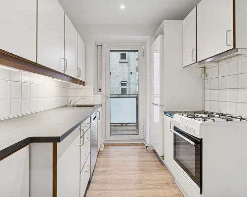 Central 2-værelses på 78 m2 med stor sydvendt altan, fjordkig og elevator - Gratis vask i Vaskeri, samt mulighed for medleje af p-plads