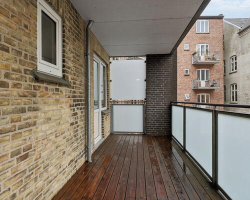 Central 2-værelses på 78 m2 med stor sydvendt altan, fjordkig og elevator - Gratis vask i Vaskeri, samt mulighed for medleje af p-plads