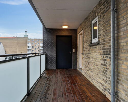 Central 2-værelses på 78 m2 med stor sydvendt altan, fjordkig og elevator - Gratis vask i Vaskeri, samt mulighed for medleje af p-plads