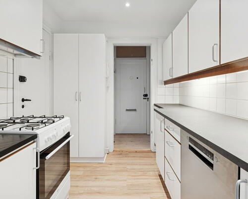 Central 2-værelses på 78 m2 med stor sydvendt altan, fjordkig og elevator - Gratis vask i Vaskeri, samt mulighed for medleje af p-plads