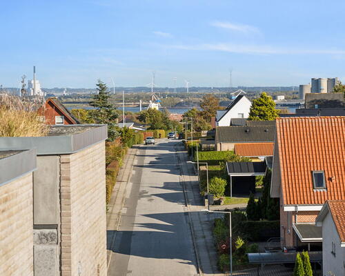 Lys 2-værelses med altan, udsigt og tagterrasse i Nørresundby – elevator og parkering