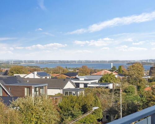 Lys 2-værelses med altan, udsigt og tagterrasse i Nørresundby – elevator og parkering