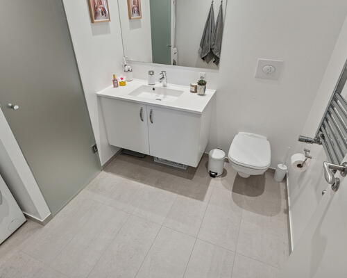 Lys 2-værelses med altan, udsigt og tagterrasse i Nørresundby – elevator og parkering