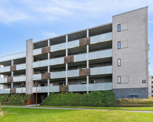 Lys 2-værelses med altan, udsigt og tagterrasse i Nørresundby – elevator og parkering