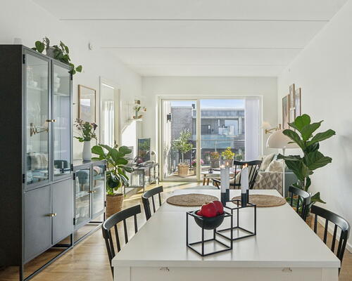 Lys 2-værelses med altan, udsigt og tagterrasse i Nørresundby – elevator og parkering