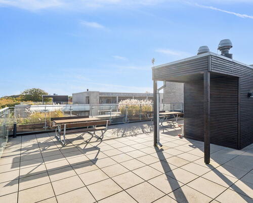 Lys 2-værelses med altan, udsigt og tagterrasse i Nørresundby – elevator og parkering