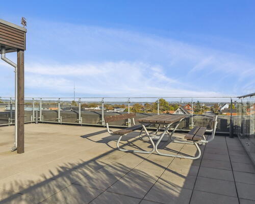 Lys 2-værelses med altan, udsigt og tagterrasse i Nørresundby – elevator og parkering