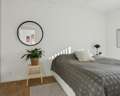 Lys 2-værelses med altan, udsigt og tagterrasse i Nørresundby – elevator og parkering